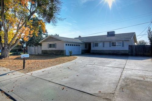 531 Spruce Ave, Lemoore CA  93245-2056 exterior