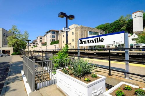 8 Parkway, Mount Vernon NY  10552-1219 exterior