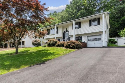 72 Lilburn Dr, Garnerville, NY 10923-1002