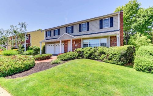 21 Cary Rd, New Hyde Park, NY 11040-3704