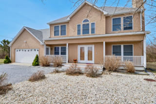 137 Lake Dr, Hither Plains, NY 11954-5221
