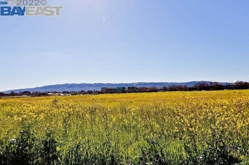 3725 Whitworth Dr, Pleasanton CA  94568-1377 exterior