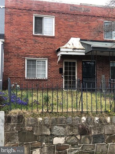 220 33rd St, Washington, DC 20019-1306