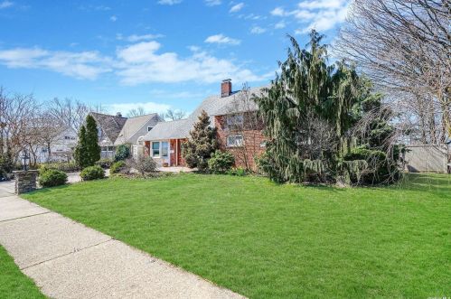 2 Hardy Ln, Westbury, NY 11590-6512