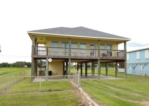 1931 Bayshore Dr, Palacios, TX 77465-9209