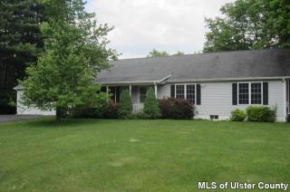 40 Sycamore Dr, Wallkill, NY 12589-3626
