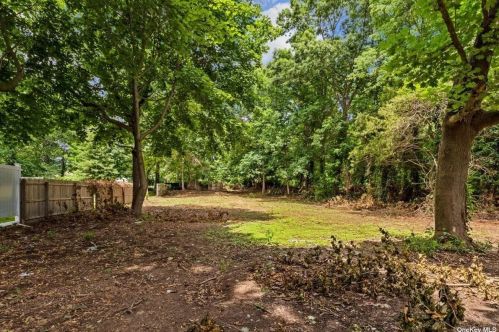 11 Lincoln Ave, Wheatley Heights NY  11798-4201 exterior