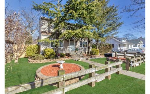 15 Bittermint St, Islip Manor, NY 11751-2801