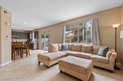 42092 Orange Blossom Dr, Temecula CA  92591-5542 exterior