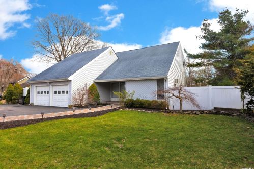 110 Elroy Ave, Holbrook, NY 11741-3108