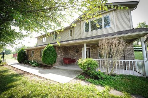 1355 Carrie Cir, Zanesville, OH 43701-9230