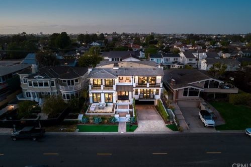 920 Kings Rd, Newport Beach CA  92663-5718 exterior