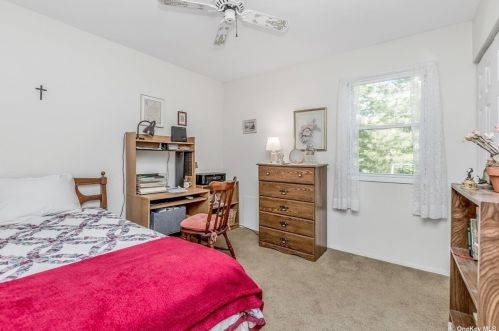 14 Oakledge Dr, Elwood NY  11731-3718 exterior