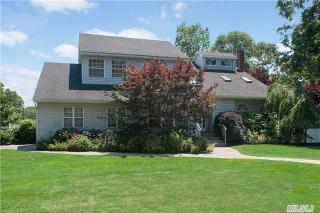 16 3rd St, Holbrook, NY 11741-1419