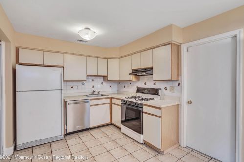 13 Jennings Ct, East Freehold NJ  07728-4320 exterior