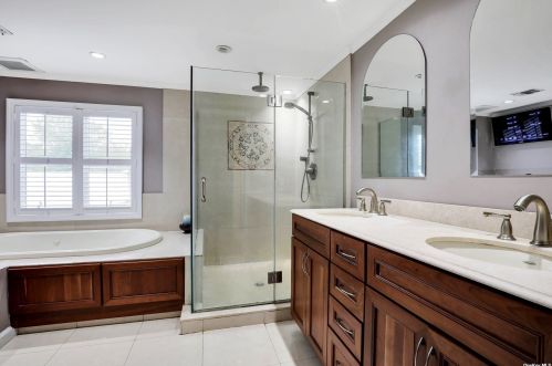 6 Hayuta Ct, Holtsville NY  11742-1206 exterior