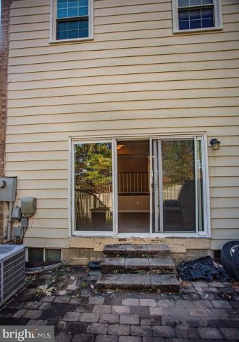 2094 Pilgrim Dr, Woodbridge VA  22192-2319 exterior