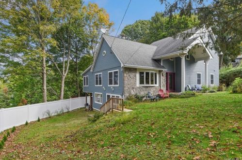 10 Oak Ridge Dr, Mahopac, NY 10541-2159