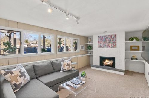 57 Midrocks Dr, Norwalk CT 06851-1626 exterior