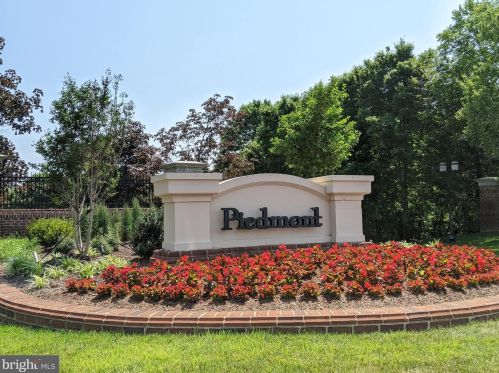 5936 Amber Ridge Rd, Haymarket VA  20169-2620 exterior