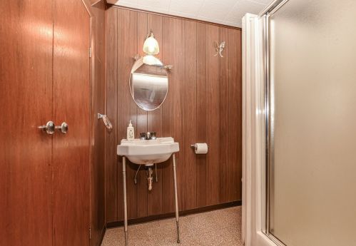 6371 Kinnickinnic Riv Pkwy, Milwaukee WI 53219-3015 exterior