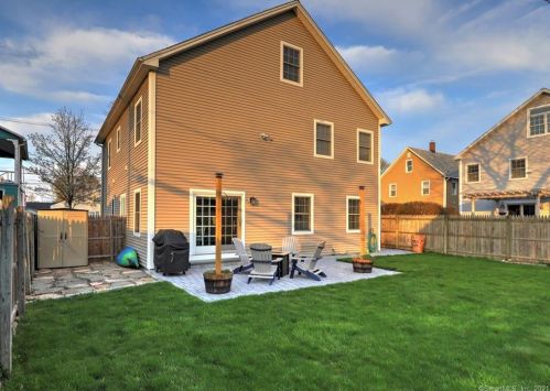 10 Charles St, Milford, CT 06460-6403