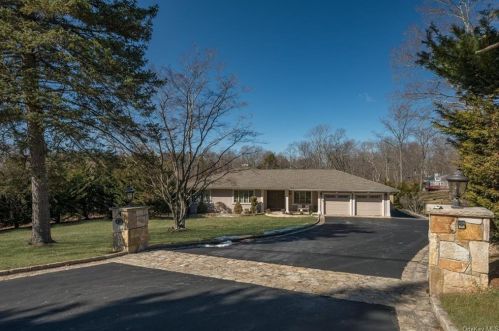 79 Eastview Dr, Valhalla, NY 10595-1035
