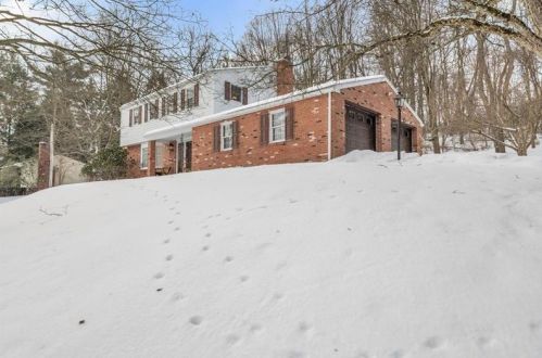 3720 Centerview Rd, Gibsonia, PA 15044-9255