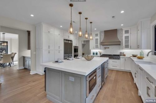 39 Pinehill Dr, Upper Saddle River NJ  07458-1927 exterior