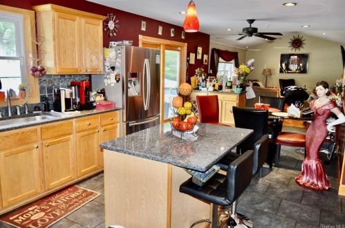 2 Drake Ln, White Plains NY  10607-2215 exterior