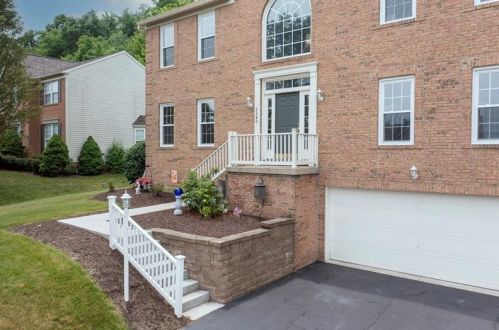 2240 Watchfield Dr, Library, PA 15129-8976
