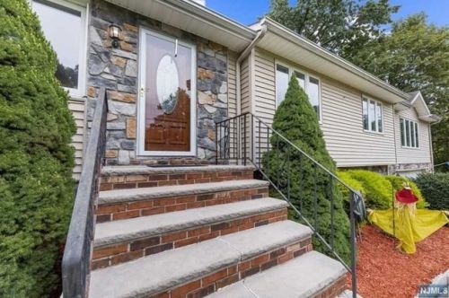 173 Hiawatha Blvd, Oakland, NJ 07436-3618