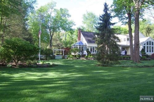 3 Brownstone Way, Ho Ho Kus, NJ 07423-1202