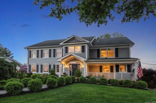 74 Hillandale Dr, New Rochelle, NY 10804-1906