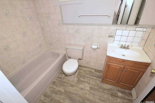 49 Gladys St, North Lindenhurst NY  11757-1202 exterior