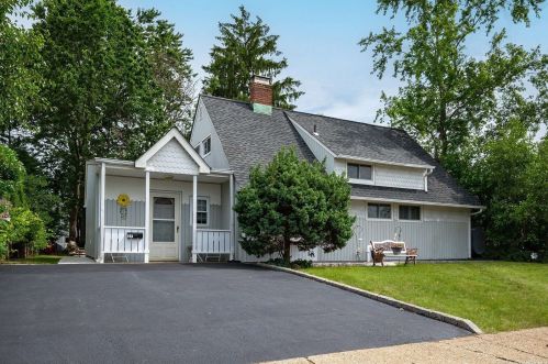 37 Hardy Ln, Westbury, NY 11590-6511