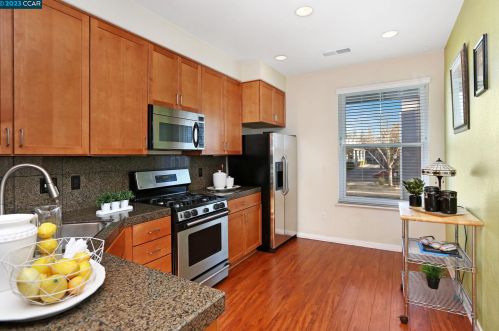 648 Grand Ter, Hayward CA  94541-6530 exterior