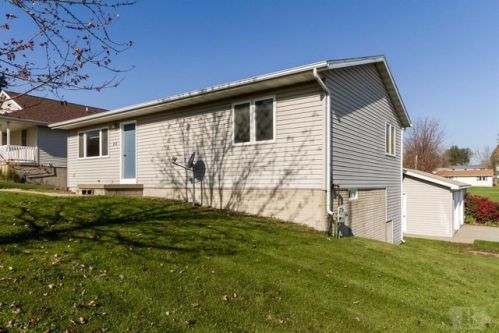 614 Pleasant St, Brooklyn, IA 52211-9254