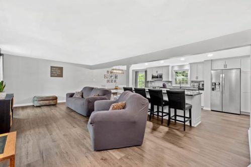 136 Pilgrim Dr, Sewickley, PA 15143-8709