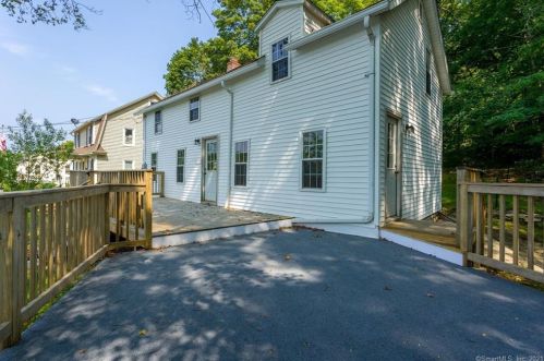 35 Market St, Putnam, CT 06260-1719