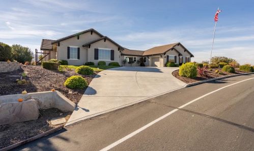 4025 Ashford Cir, Hollister CA  95023-8966 exterior
