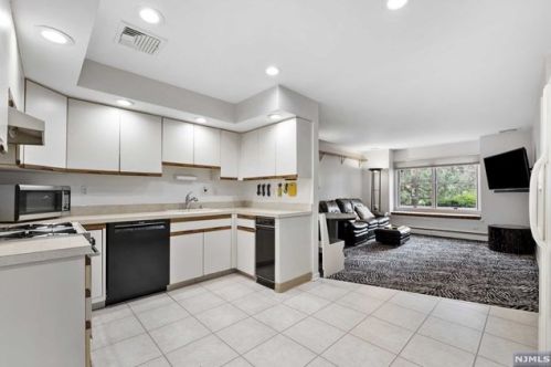 43 Bentley Dr, Franklin Lakes NJ  07417-1941 exterior