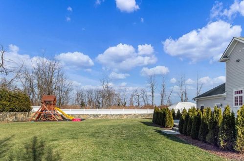 18 Hilltop Dr, Rye Brook NY  10573-5308 exterior