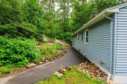 13 Bobwhite Trl, Gales Ferry CT  06335-2002 exterior