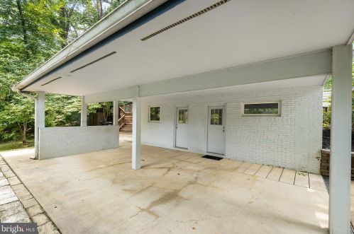 3709 Whispering Ln, Falls Church VA  22041-1121 exterior