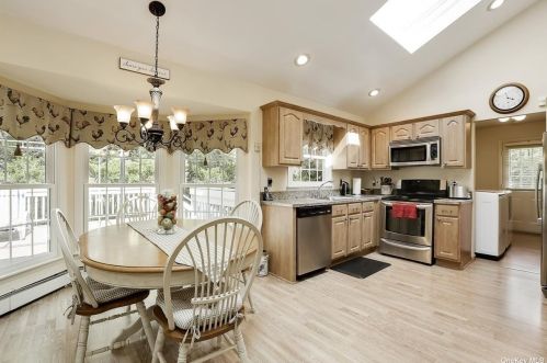 11 Remsen Ct, Mount Sinai NY  11766-1603 exterior