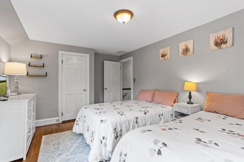 42 Pelham Pkwy, North Providence RI  02911-2915 exterior