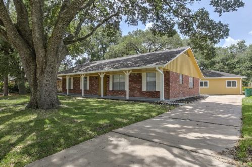 2106 Cedar St, Pearland, TX 77581-3802