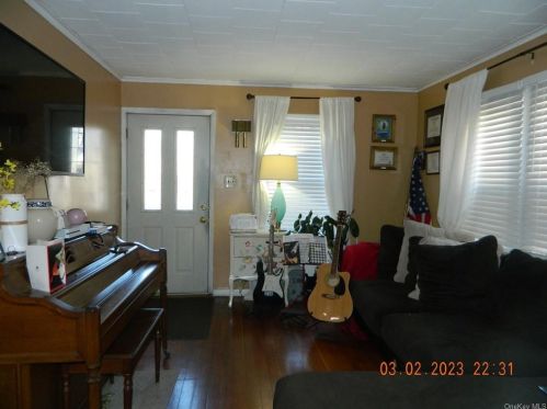 130 Ludlam Ave, Floral Park, NY 11003-2110