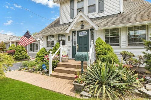 77 Rollstone Ave, West Sayville NY  11796-1309 exterior